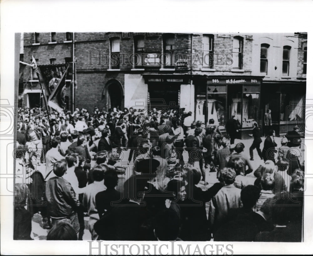 Belfast, Catholics Throw Stones At Protestants On Spring Field Road - Historic Images