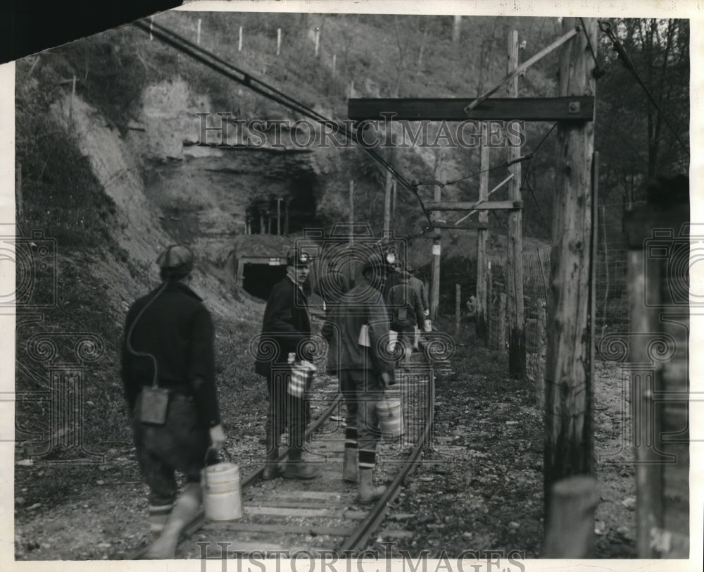 1939 Press Photo Miners Returning To Work At Pittsburgh - Historic Images