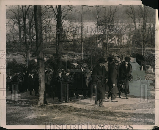 1922 Press Photo Admirers at Grave of Theodore Roosevelt Oyster Bay - Historic Images