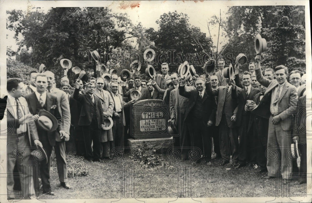 1930 Press Photo Lodge Brothers Relatives at Artist Louis A Thiel Grave Chicago - Historic Images