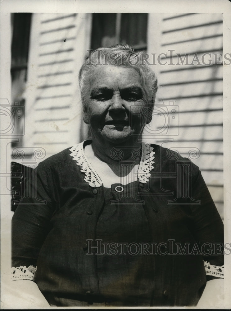 1928 Press Photo Mrs Herrick helps G. Herbert Herrick run on Great Reform ticket - Historic Images