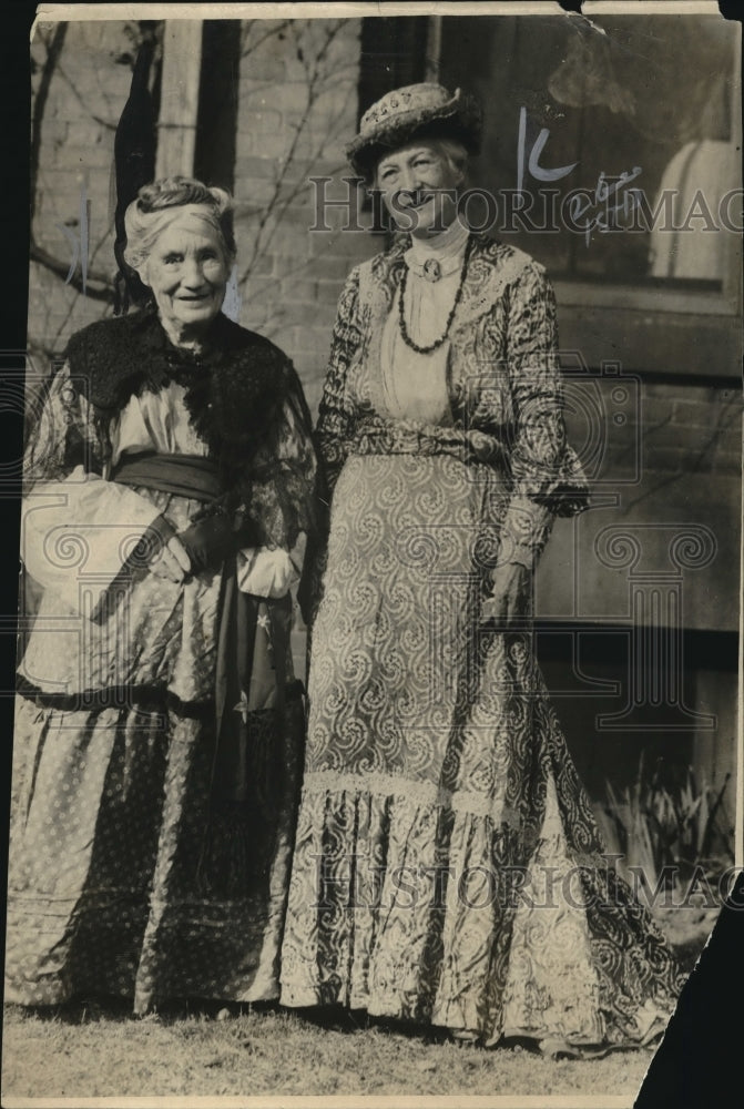 1922 Press Photo Mrs. Elizabeth Tichenor, Agnes March at Newark's Home for Aged - Historic Images