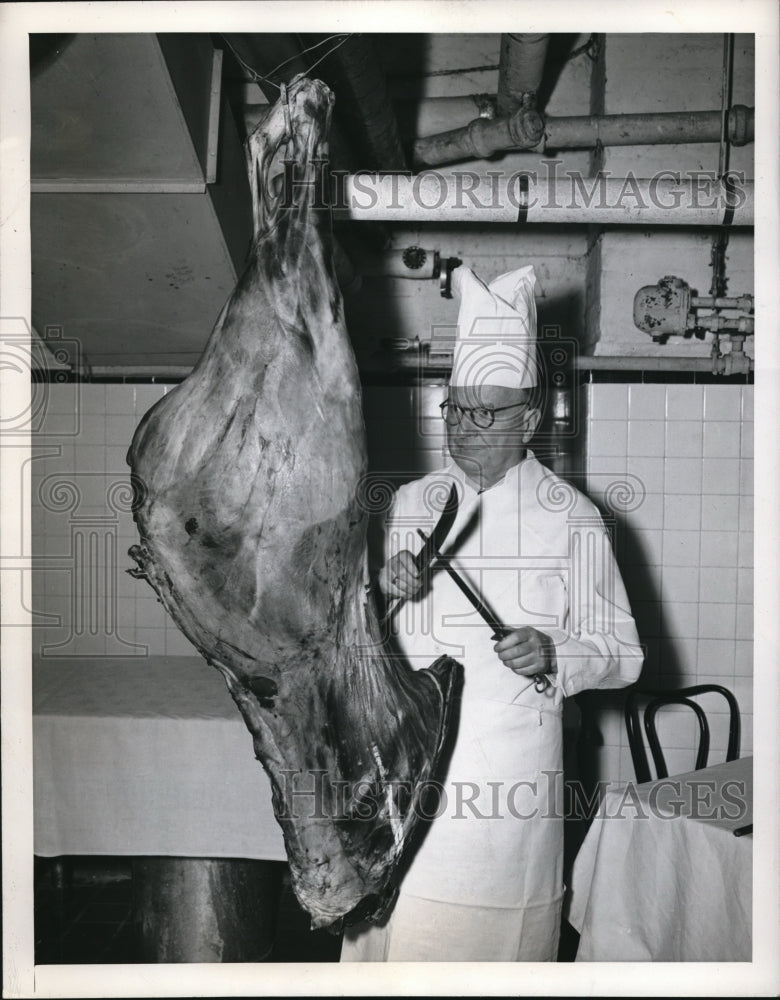 1946 Press Photo Senator Burton K Wheeler Cuts Buffalo Meat from Ed Craney - Historic Images