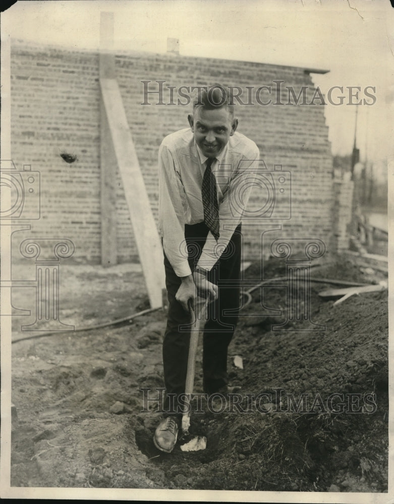1929 Press Photo Douglas McWeeney Brooklyn Dodgers PItcher as Contractor Chicago-Historic Images