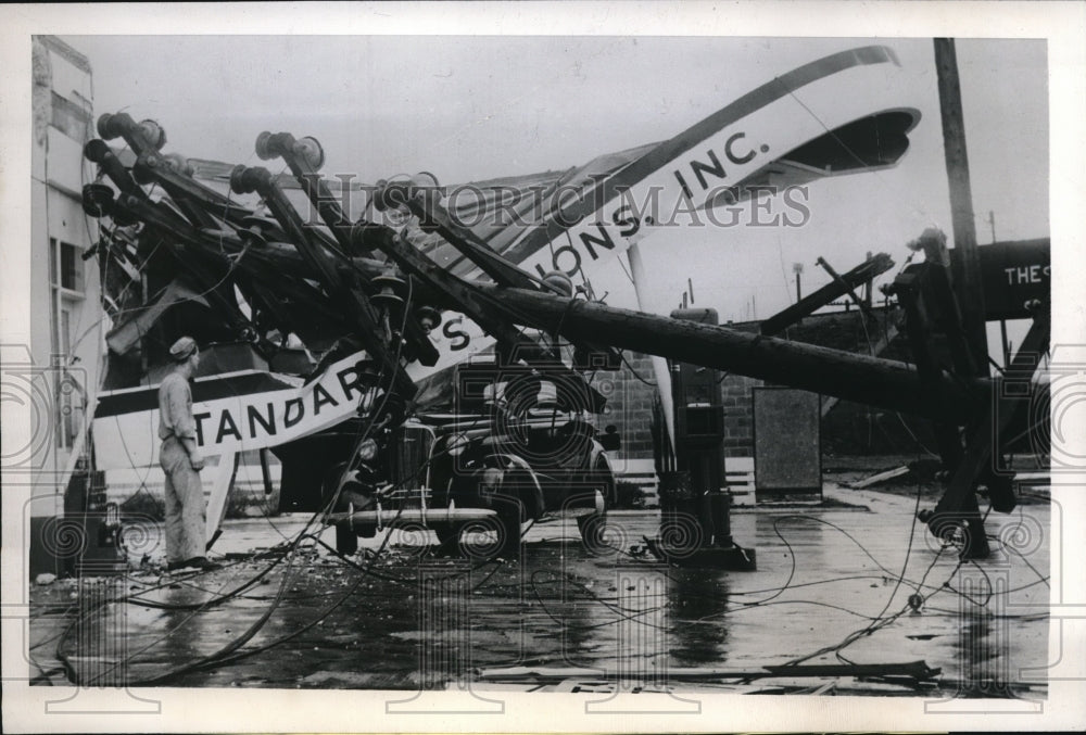 1946 Press Photo High Winds Ruin Gas Station Canopy California Orin Christensan - Historic Images