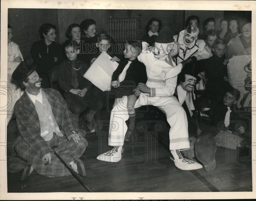 1927 Press Photo Clowns At St. Alexis Hospital - Historic Images