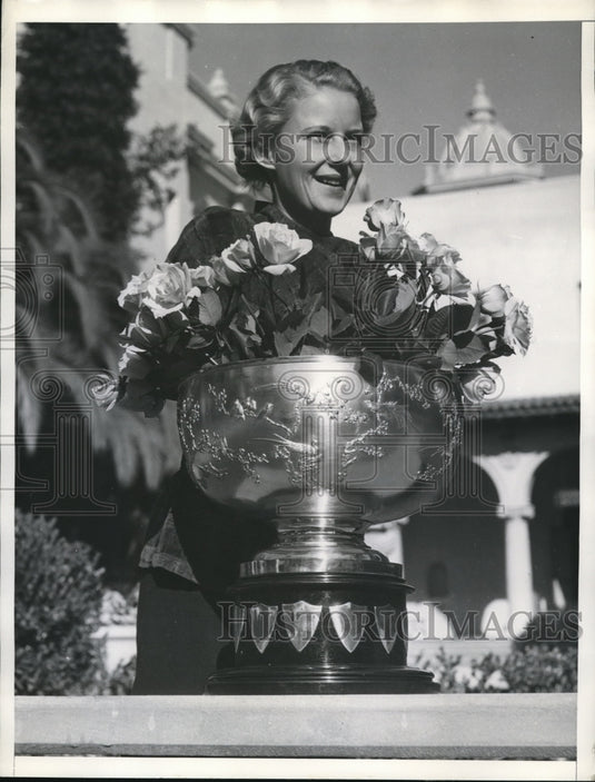 1935 Press Photo Martha L Alleridge With RA Nicholson Trophy Filled With Roses - Historic Images