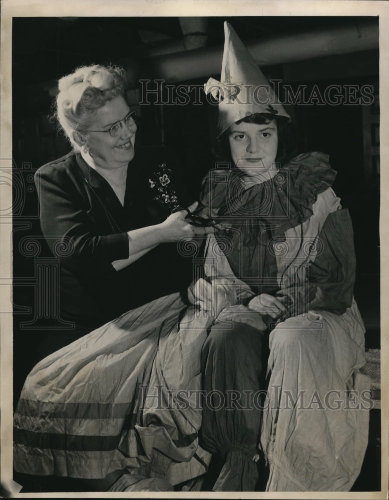 1948 Press Photo Mrs Cecelia Meuller Carol Simmerly Christmas Carnival - Historic Images