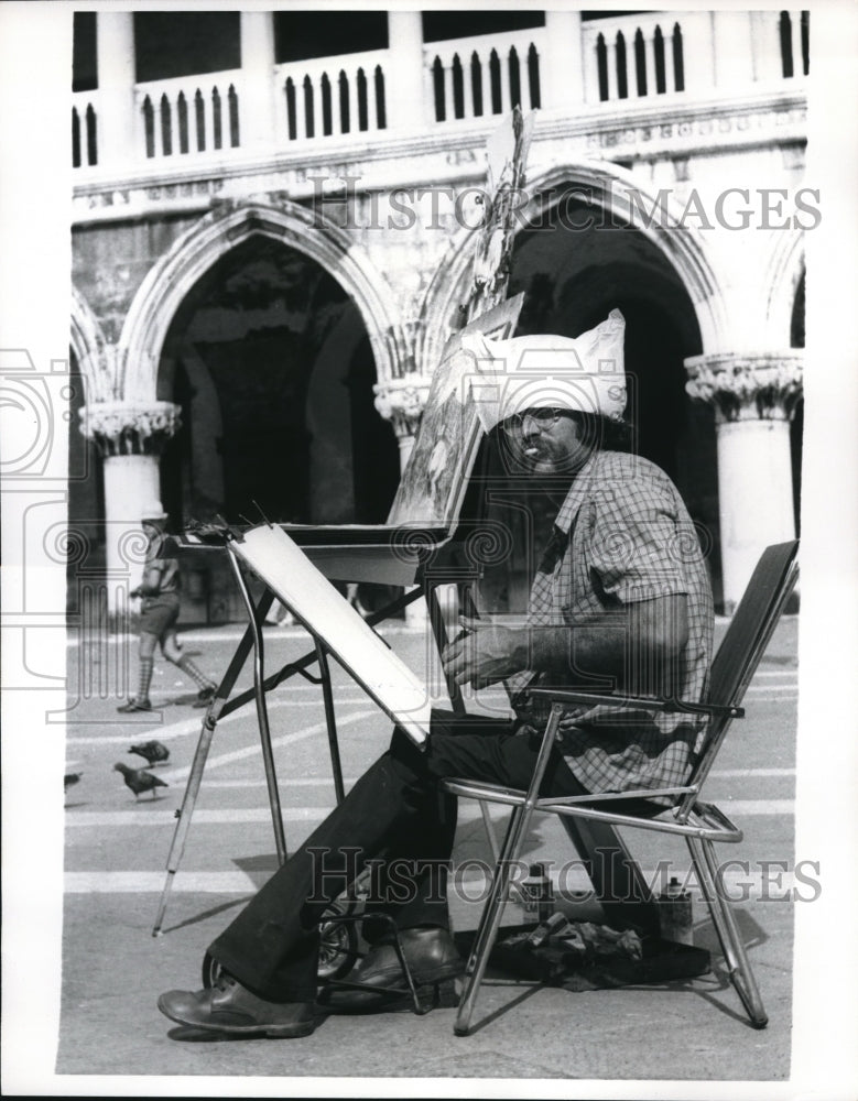 1971 Press Photo Artist takes a break from the canvas in Venice, Italy-Historic Images