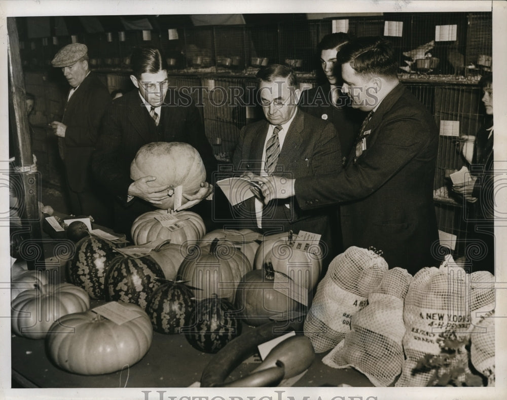 1937 Press Photo Home Grown Produce &amp; Flowers In The Mineola Fair Exhibition Bui - Historic Images