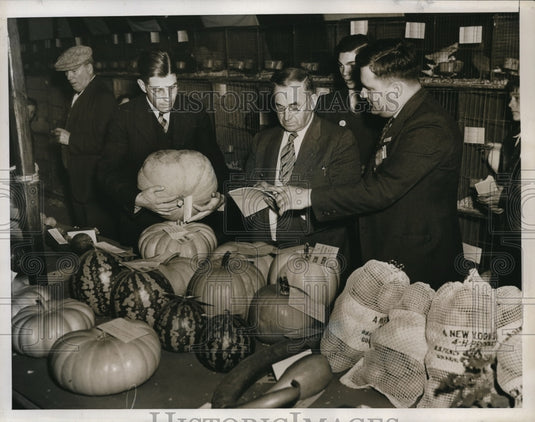 1937 Press Photo Home Grown Produce & Flowers In The Mineola Fair Exhibition Bui - Historic Images