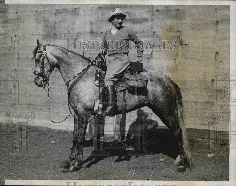 1934 Press Photo H Leslie Atlass Radio Executive On His Horse Tuning His Radio - Historic Images
