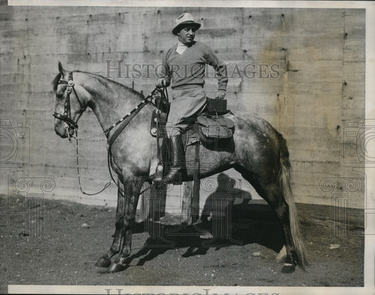 1934 Press Photo H Leslie Atlass Radio Executive On His Horse Tuning His Radio - Historic Images