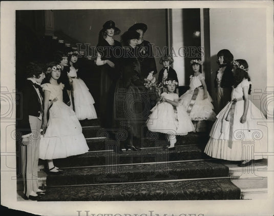 1923 Princess Alice Countess Of Athlone Being Presented With Bouquet - Historic Images