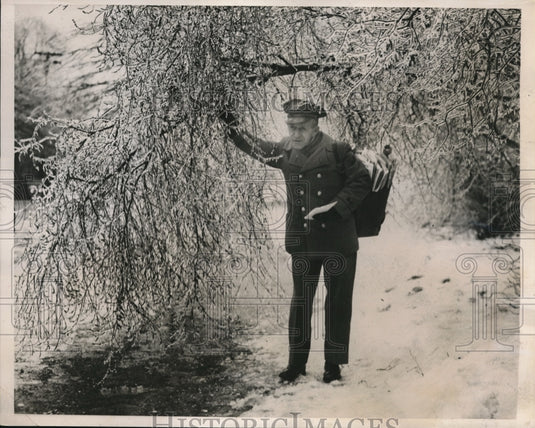 1940 Press Photo Newark NJ letter carrier Fred Fruedenberger in snow & ice - Historic Images