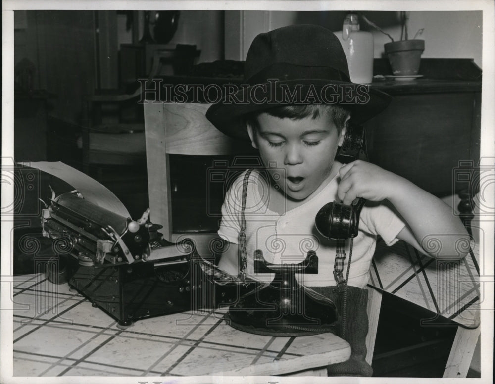 1939 Press Photo Editor McClane at his office desk - Historic Images