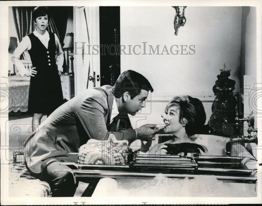 1970 Press Photo MaryT Moore, Rbt Wagner, Glynis Johns in Don't Just Stand There - Historic Images