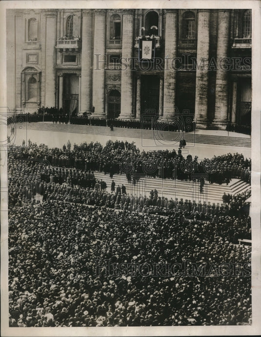 1939 Press Photo Crowd of Catholics at Papal Residence for Proclamation of Pope - Historic Images