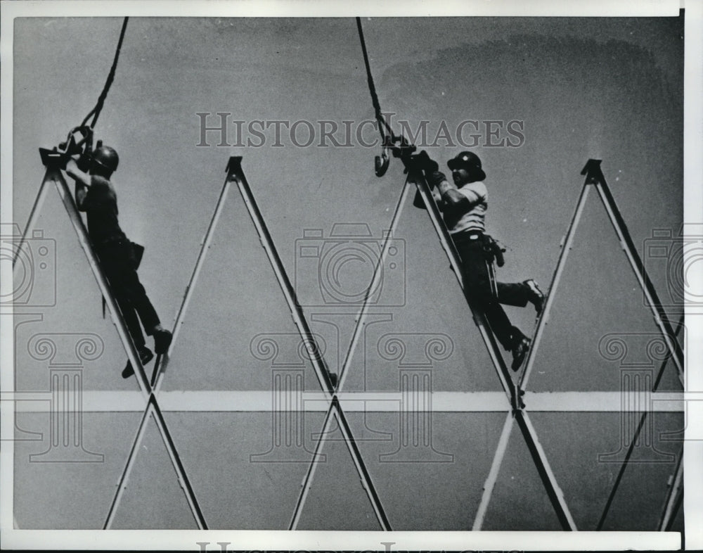 1962 Press Photo Steel Construction Workers Suspended on Girder Beams-Historic Images