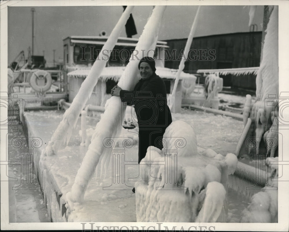 1937 Press Photo Halverd Goldberg on tanker Regent iced over deckes - Historic Images