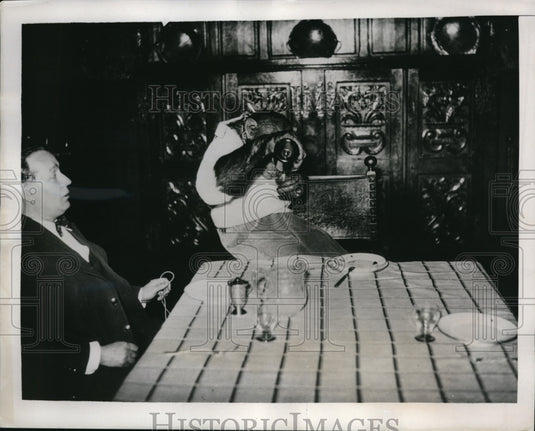 1938 Press Photo Paris Dr Mennerat & chimpanzee Fatdu at dinner table - Historic Images