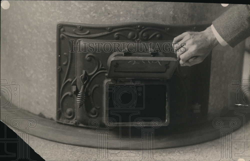 1918 Press Photo Man opens the door to a furnace - Historic Images