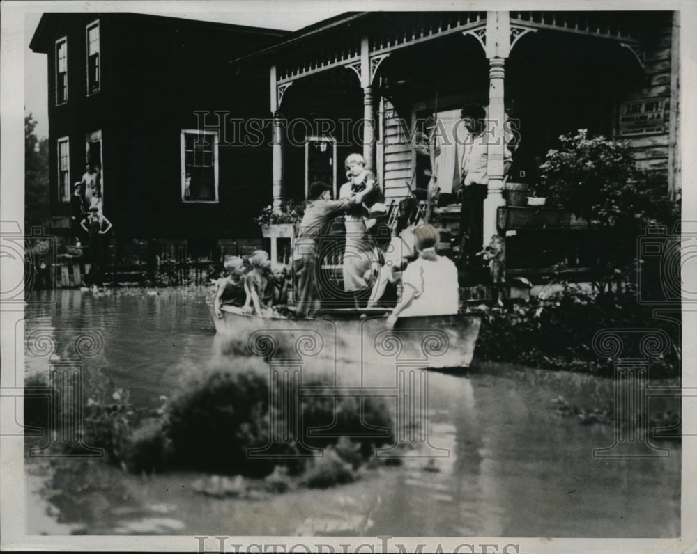 1935 Press Photo HO Maddox family aided by M Makato in S Ohio floods - Historic Images