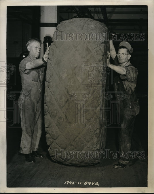 1944 Press Photo Goodyear Tire & Rubber Co Akron Ohio E Rice & Wm Pate - Historic Images