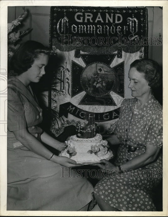 1940 Press Photo Jane Norris and Margaret Norris of Grand Rapids, MI With cake - Historic Images