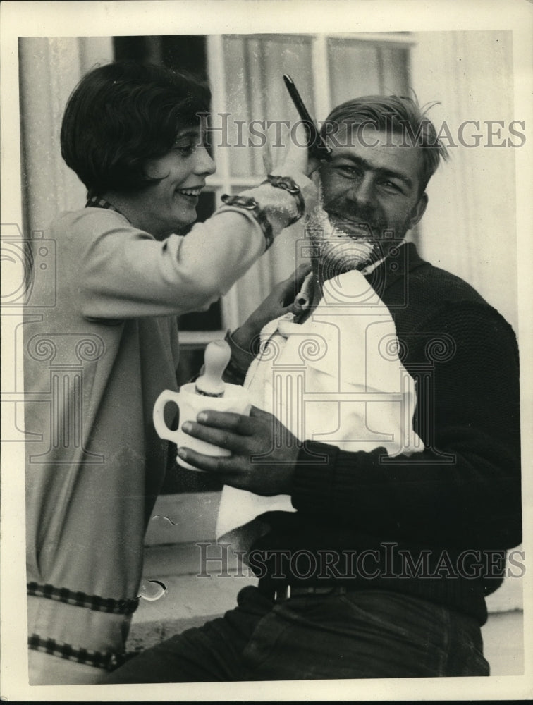 1927 Press Photo Barber Dorothea Reinhold shaves John Ogden - Historic Images