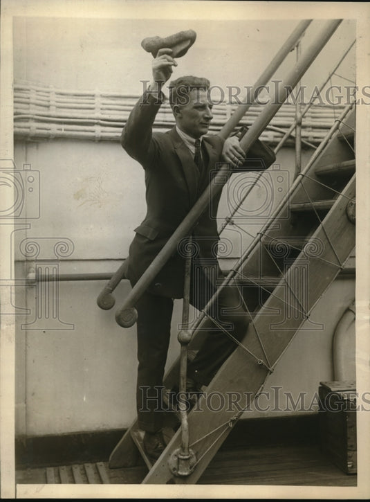 1925 Press Photo Alphonse Goosens aboard the SS Berengaria - Historic Images