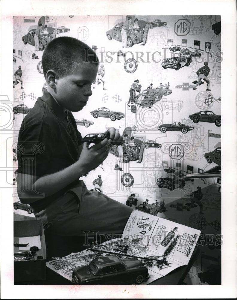 1963 Press Photo Wall paper with cars &amp; racers for boy&#39;s room - Historic Images