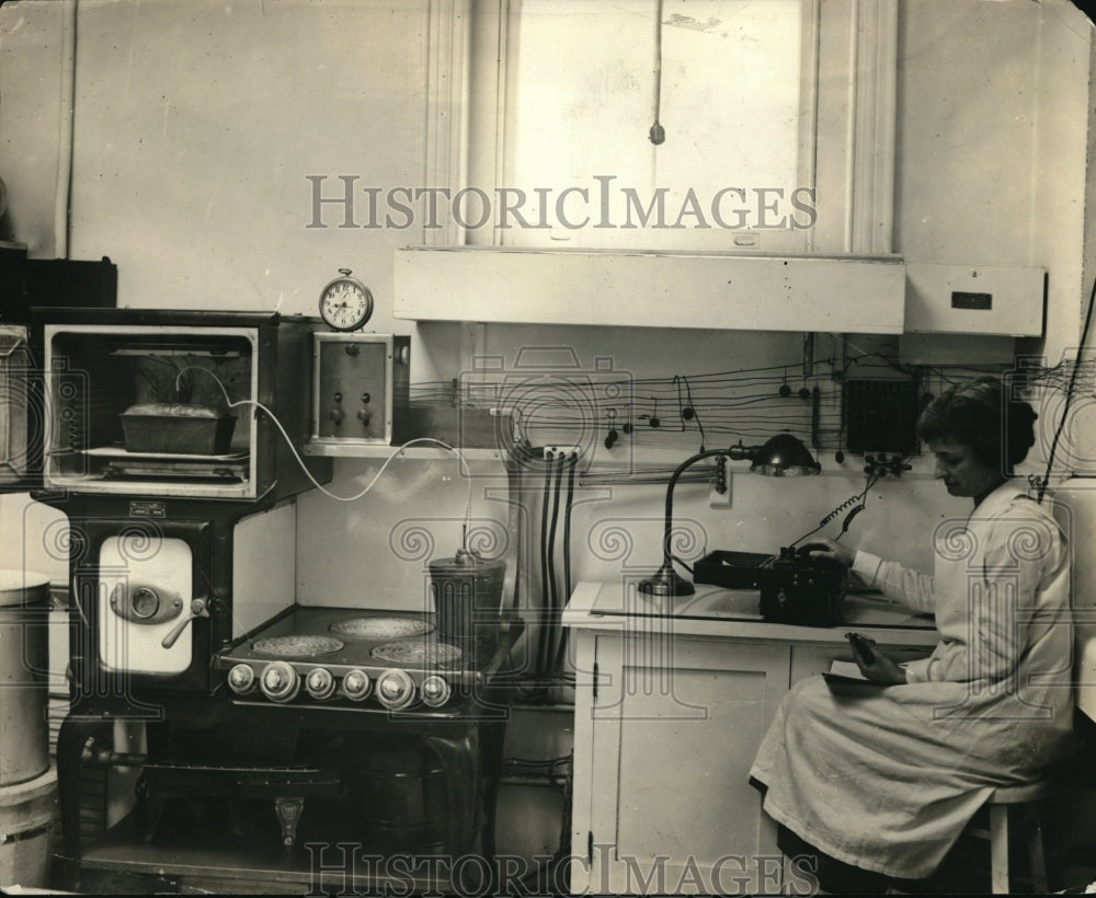 1923 Press Photo Odessa Dow of Dept of Agri &amp; electric food separator - Historic Images