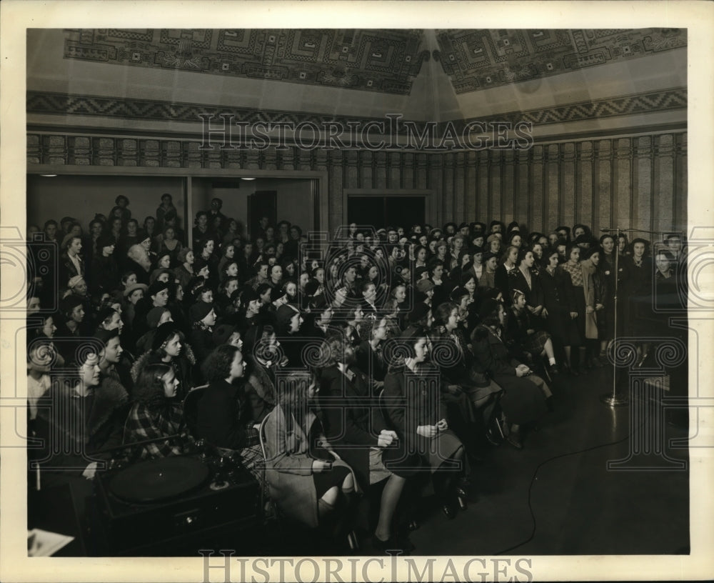 1937 Press Photo Lois Miller champion coal organologist entertains Girl Scouts - Historic Images