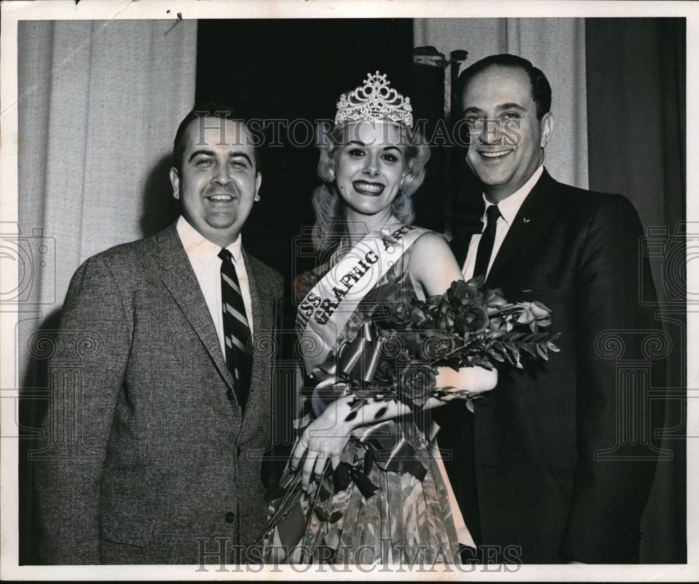 1959 Press Photo Miss Graphic Artist Patricia Carver with Bob Wing and Ray Sachs - Historic Images