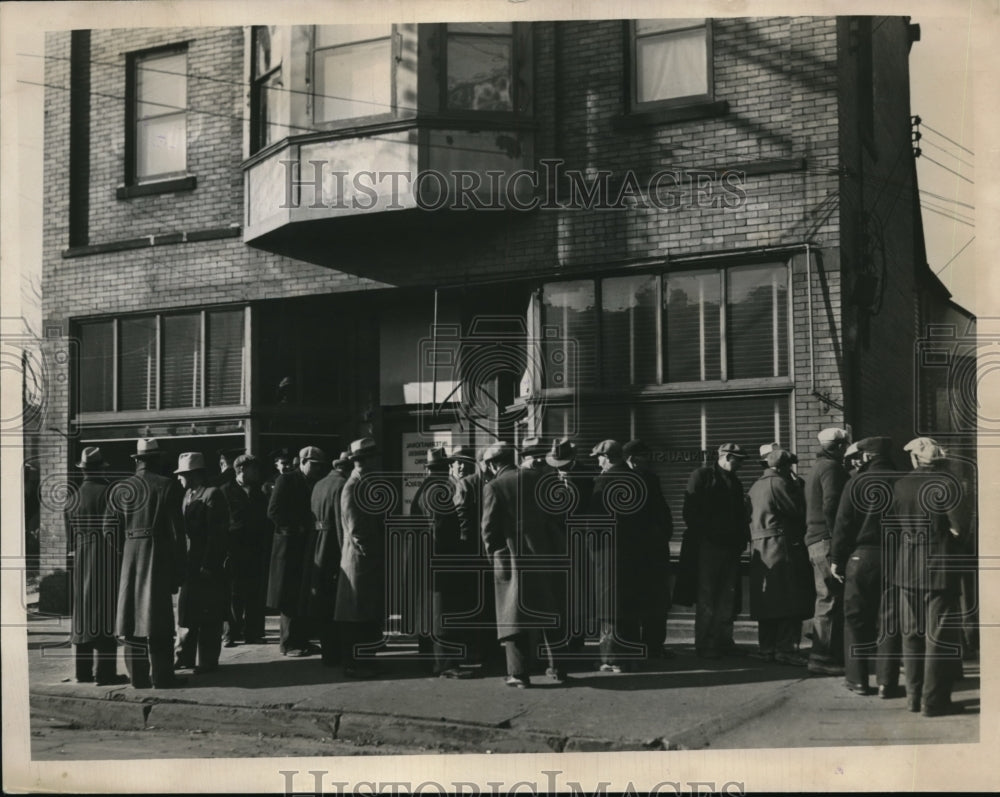 1932 Press Photo unidentified people in line - Historic Images