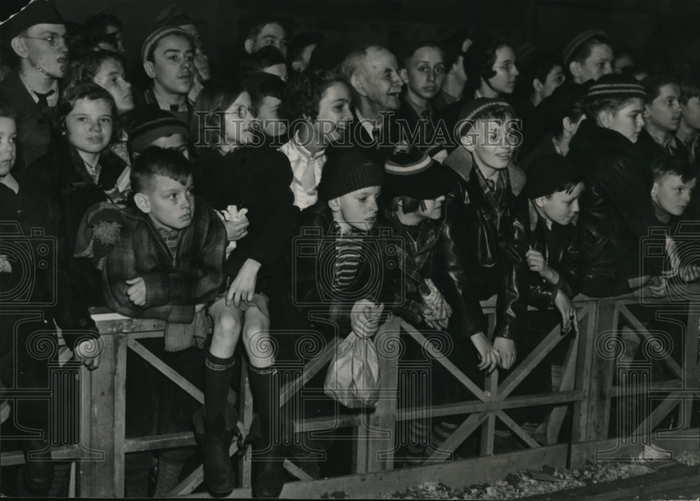 Press Photo Spectators at Circus - Historic Images