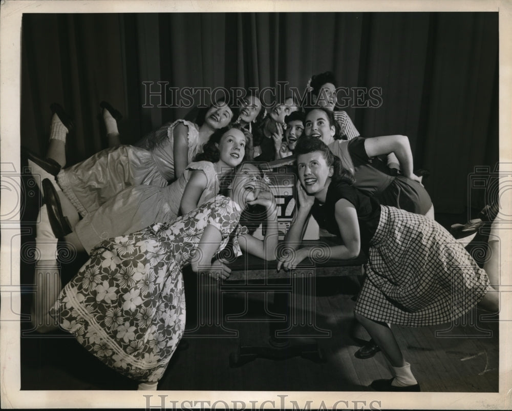 1945 Press Photo Steffi Nossen&#39;s teenage Dance workshop girls are shown in - Historic Images