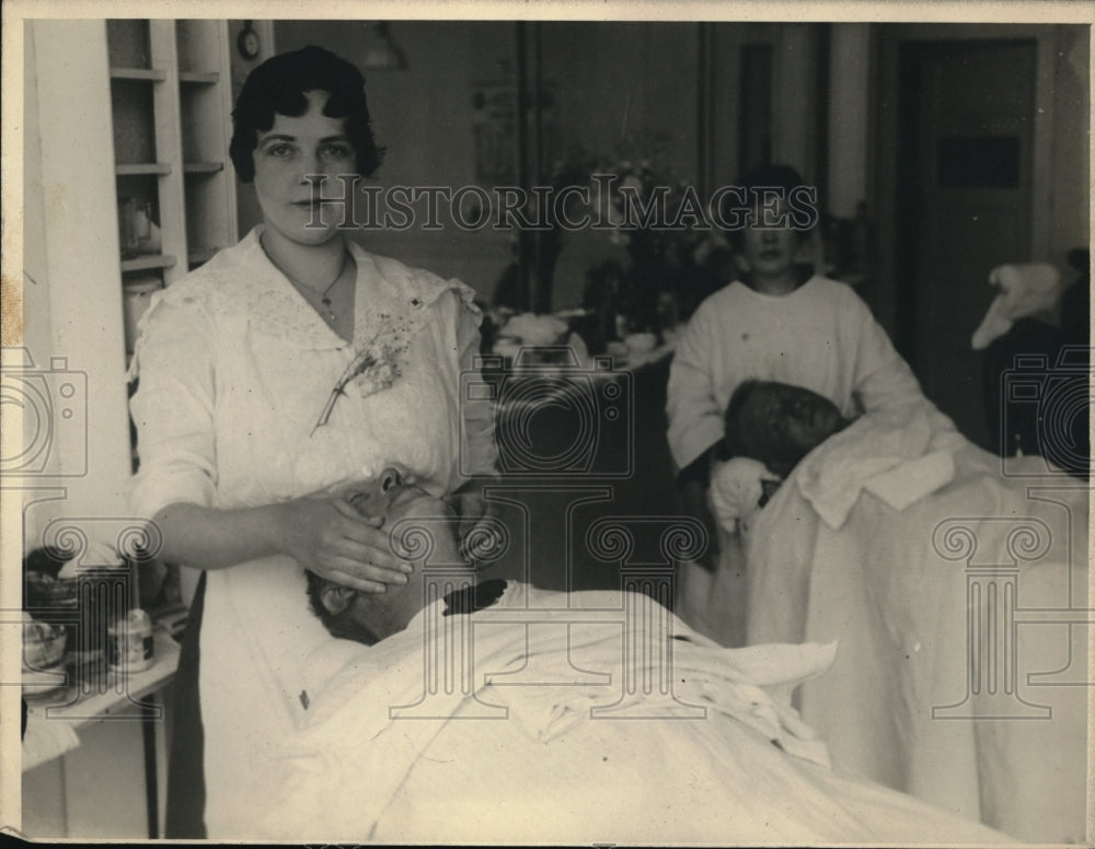 1918 Press Photo Ivalle Miller, Marie Doane, Lady Barbers - Historic Images