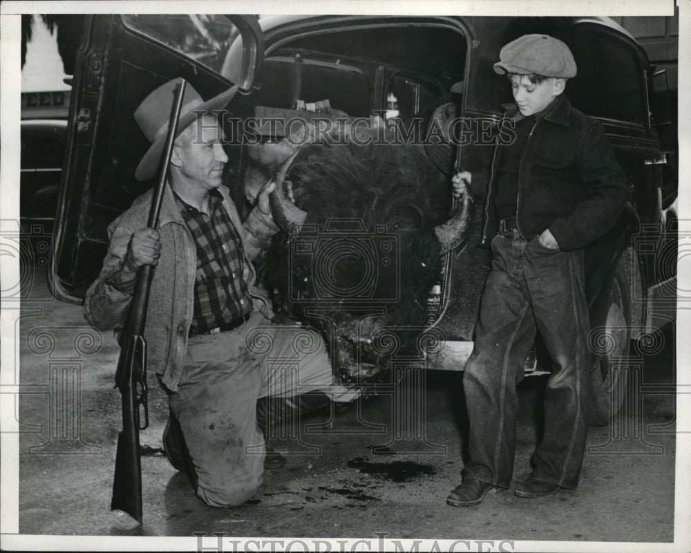 1942 Press Photo Evan J. Cox, son, Lawrence, 9, with 1,200 pound buffalo - Historic Images