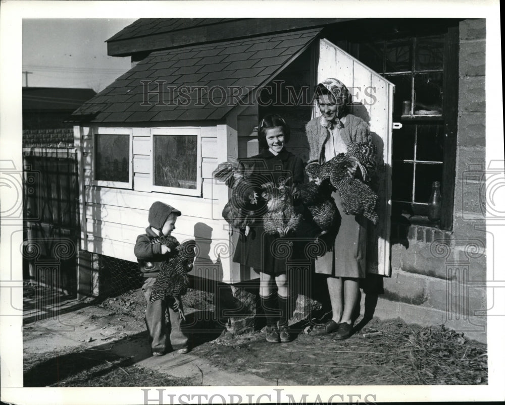 1943 Press Photo Farming Family with Chickens, Roosters &amp; Hens for Market - Historic Images