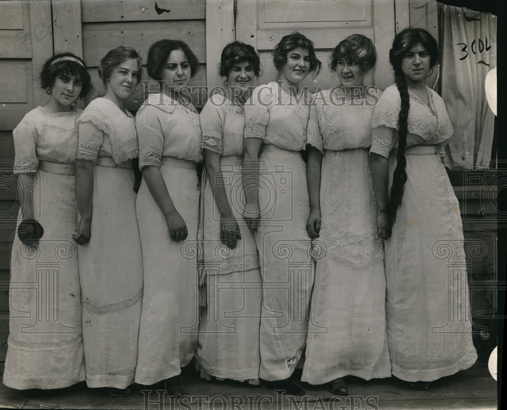 1914 Press Photo Girls In Graduating Dresses All Lined Up In self made gowns - Historic Images
