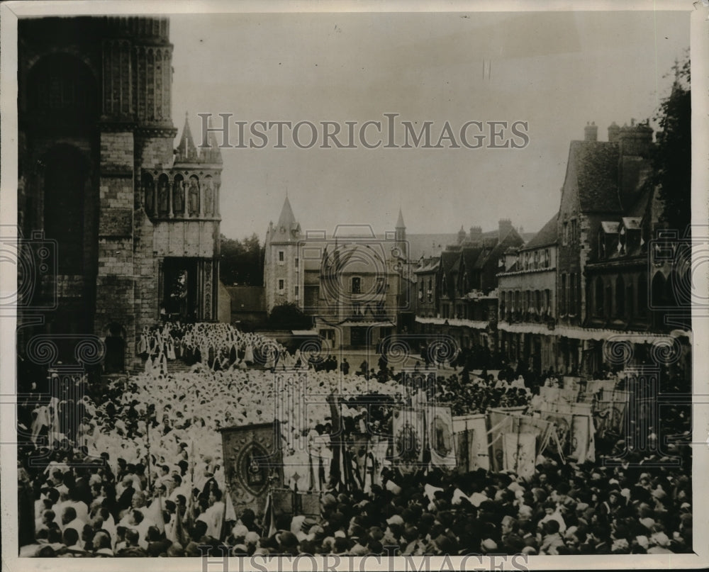 1927 Press Photo The Holy Veil at Chartres, France - Historic Images