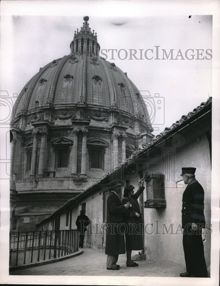 1949 Press Photo Tourist on the Roof of St. Peter&#39;s Basilica - Historic Images