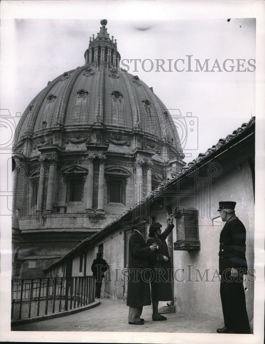 1949 Press Photo Tourist on the Roof of St. Peter's Basilica - Historic Images