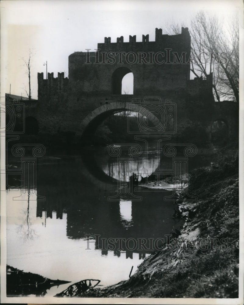 1958 Press Photo A bridge built like a castle is sight available to travelers - Historic Images