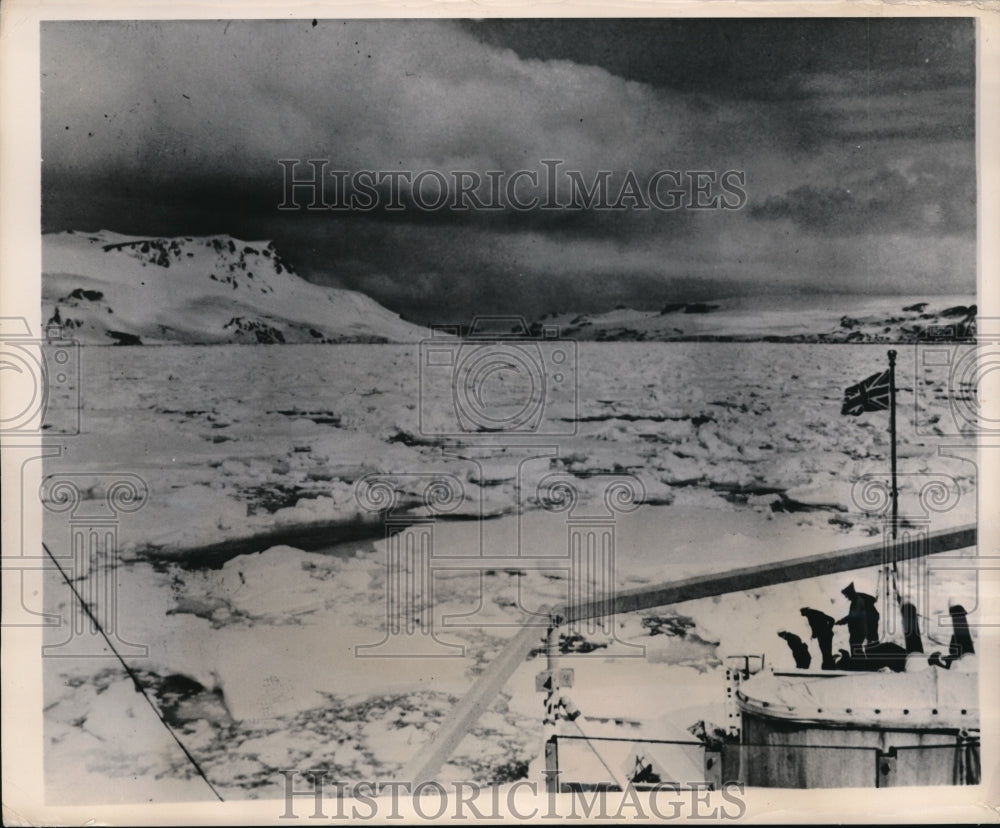 1950 Press Photo Ice Pack Surrounds The Boat &quot;The Sparrow&quot; In Antarctic. - Historic Images