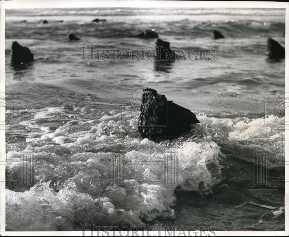 1962 Press Photo Waves Erupts Into Froth As They Break Over Remains Of Wharf Pil - Historic Images