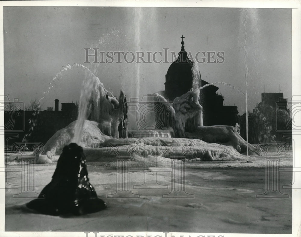 1933 Press Photo Snow Covered Fountains Cascade Icy Cold Water At Logan Circle - Historic Images