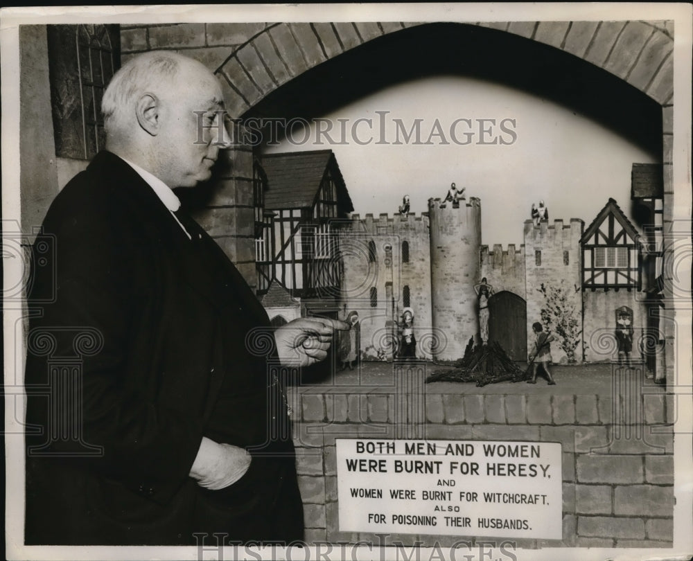 1928 Press Photo John B Thorp & model of 1786 heresey burnings - Historic Images